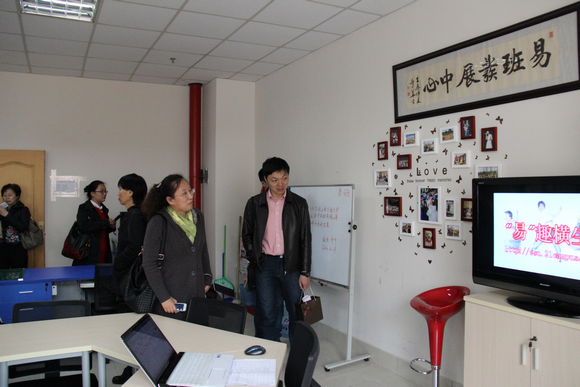 5.与会人员参观我校易班发展中心.JPG