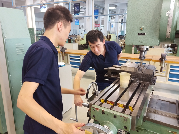 学生进行实训课.jpg