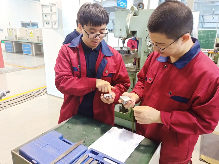实训课上学生在讨论.jpg