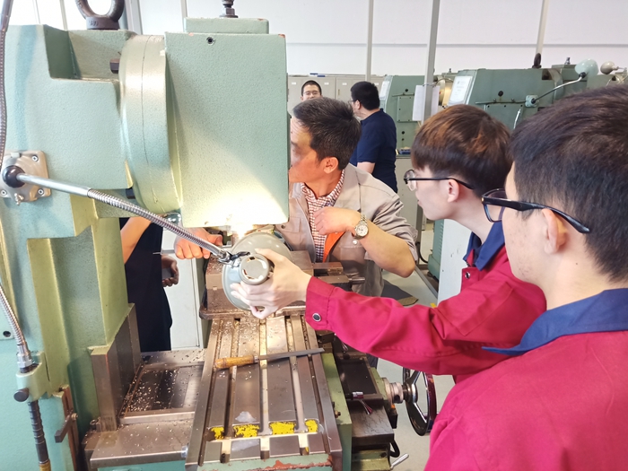教师在指导学生进行实训.jpg