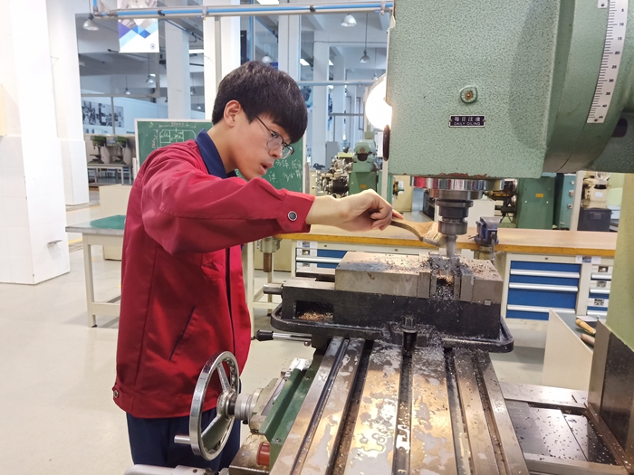 学生参与实训操作.jpg