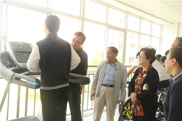老师向领导介绍运动器械.jpg