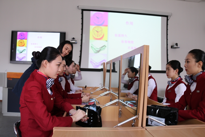 学生在上形象礼仪课.JPG