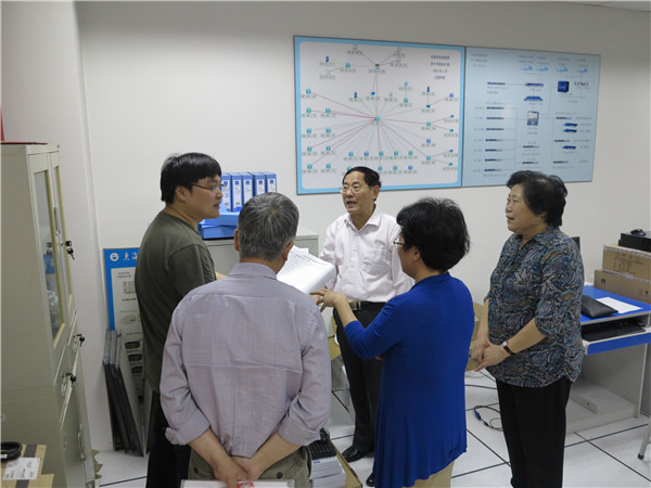 以程龙根副校长为组长的检查组对信息化校园建设项目进行实地查验.jpg