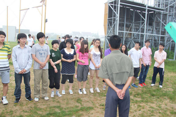 1.教练进行团队活动知识培训.JPG