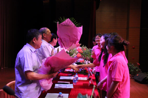 9.毕业生代表向与会老师献花.JPG