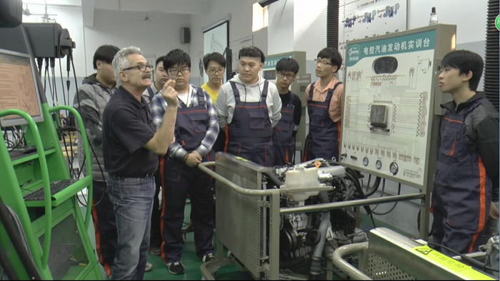 德国HWK汽修大师罗兰德来我院指导教学1.jpg