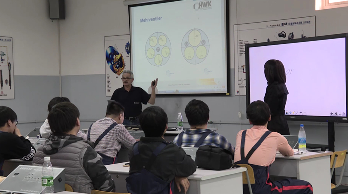 德国HWK汽修大师罗兰德来我院指导教学3.jpg