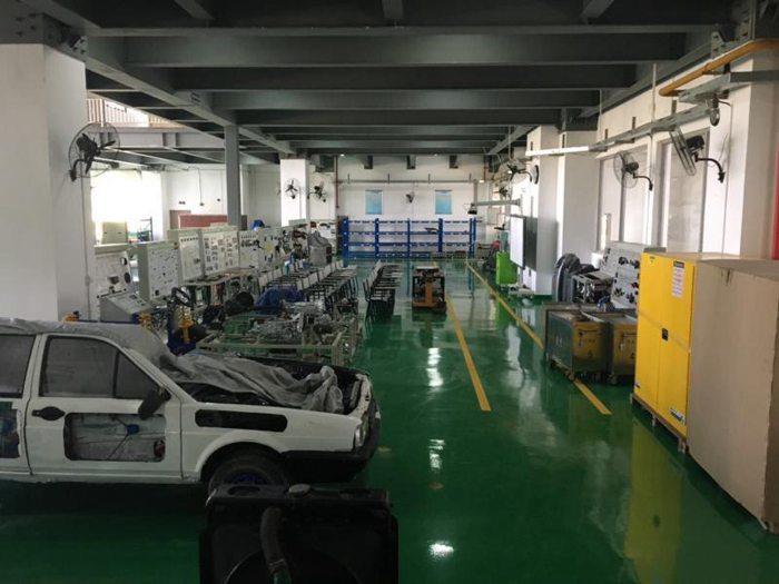上海建桥学院汽车专业实训室1.jpg