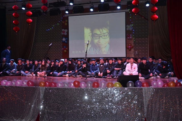 桂健老师的学生席地而坐，含泪吟唱《再见》.JPG