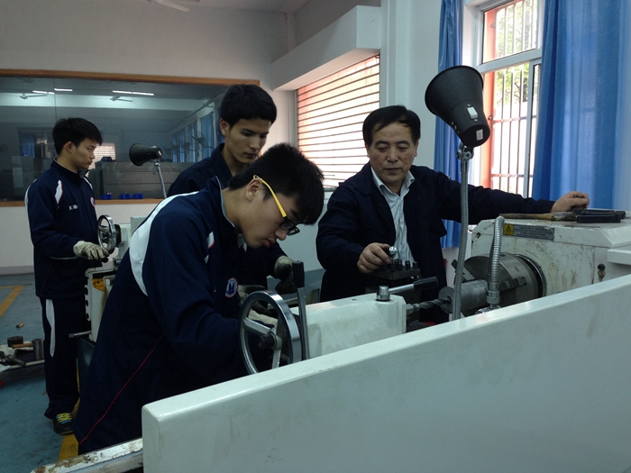 企业专家指导学生生产实训.JPG