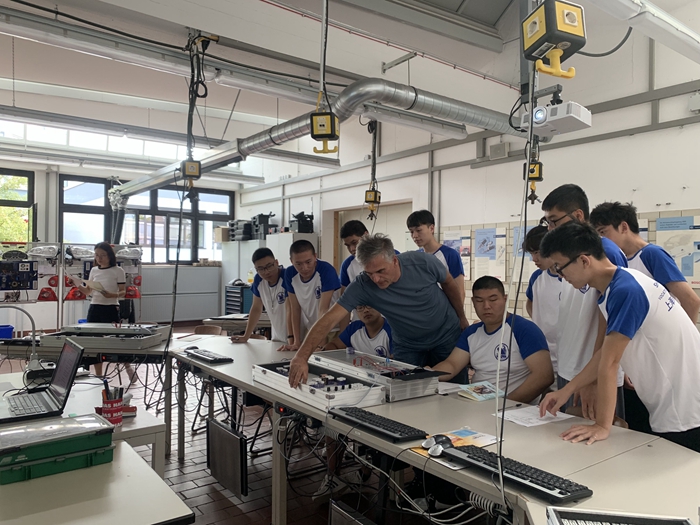 学生暑期在HWK学习.jpg