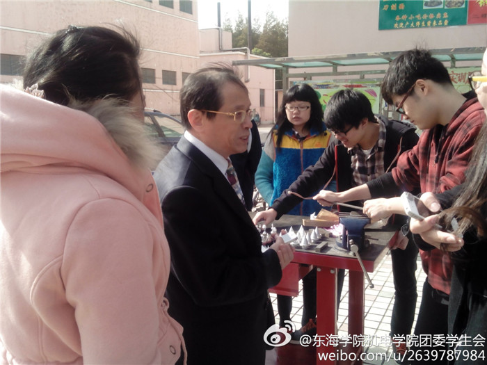 校领导观看学生作品.jpg
