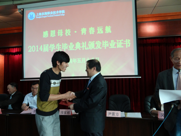 6.校长项家祥为为新疆民族学生颁发毕业证书.JPG