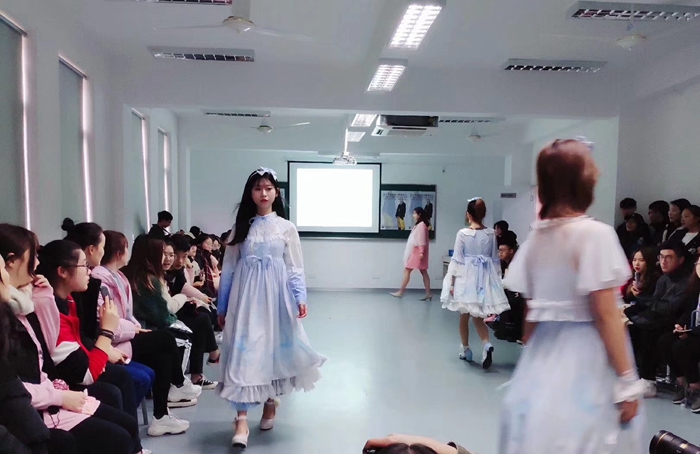 2019年服装秀现场.jpg