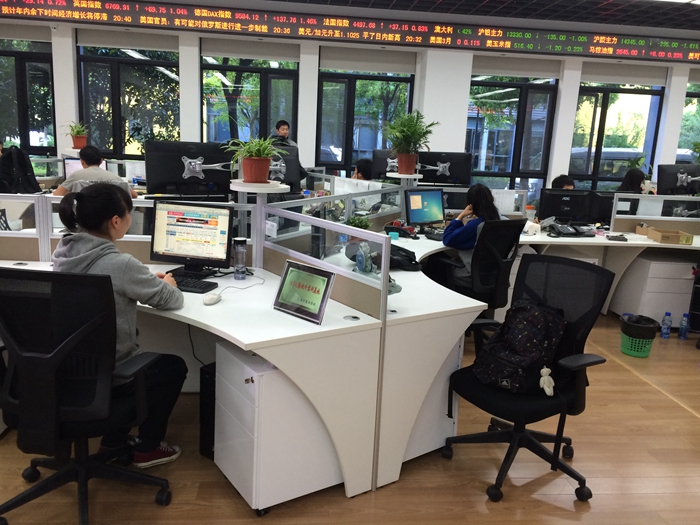 3.学生在东方财富信息技术有限公司实习.JPG