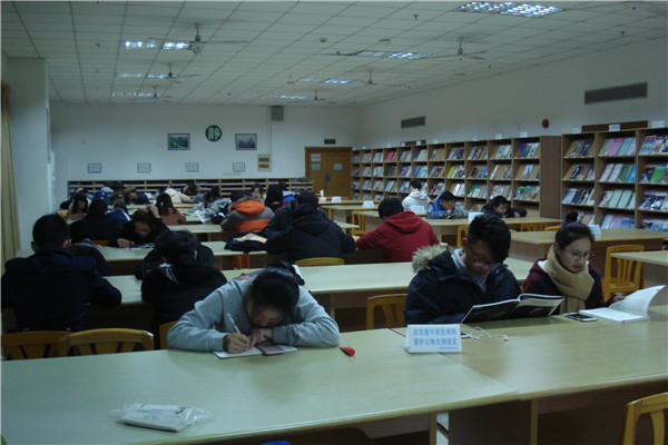 学生在期刊阅览室看书,2016.12.7,期刊阅览室每年征订期刊、报纸超300种,合计合订本近1.5万册.JPG