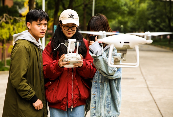 学生航拍.jpg