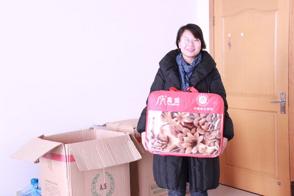 5.学校为辅导员发放御寒物品.jpg